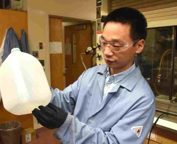 Investigadores del departamento de Química de Virginia Tech (EE.UU.) han dado con una nueva forma de reciclar al transformar desde cartones hasta bolsas de plástico en jabón.