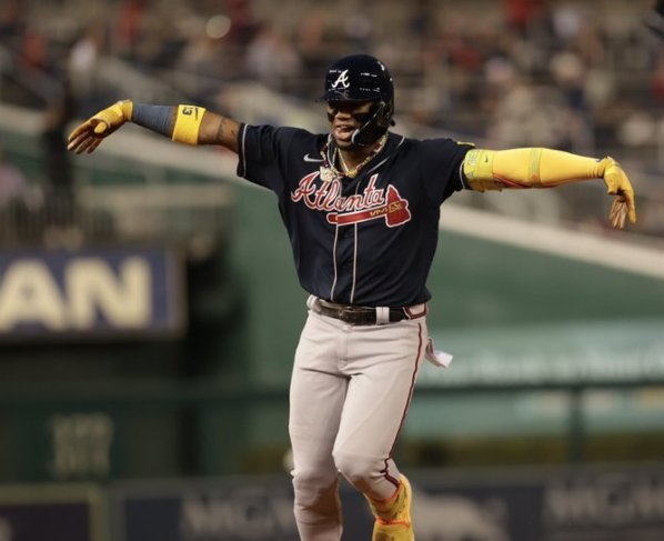 El pelotero venezolano Ronald Acuña sonó su cuadrangular número 40 de la campaña, para así convertirse en el quinto pelotero también con 40 bases robadas