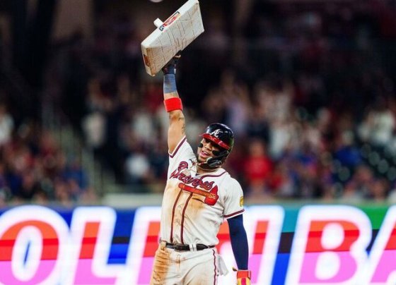 El pelotero venezolano Ronald Acuña jr se robó par de almohadillas este miércoles, para llegar a la cifra de 40 jonrones y 70 bases robadas