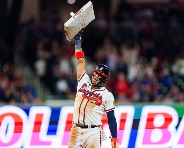 El pelotero venezolano Ronald Acuña jr se robó par de almohadillas este miércoles, para llegar a la cifra de 40 jonrones y 70 bases robadas