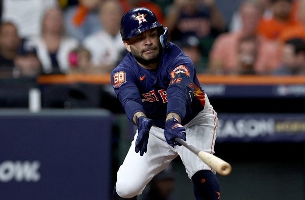 José Altuve se convirtió en el 15° venezolano en conectar tres cuadrangulares en un solo compromiso el primero fue Andrés Galarraga en 1995