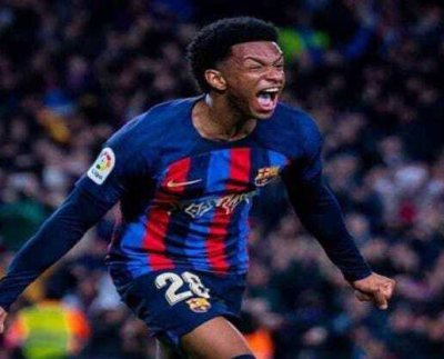 El acto de firma del nuevo contrato del lateral tendrá lugar este jueves en el césped del campo Tito Vilanova de la Ciudad Deportiva Joan Gamper