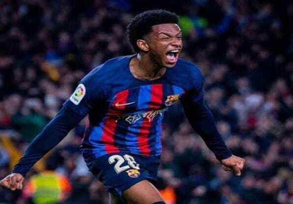 El acto de firma del nuevo contrato del lateral tendrá lugar este jueves en el césped del campo Tito Vilanova de la Ciudad Deportiva Joan Gamper