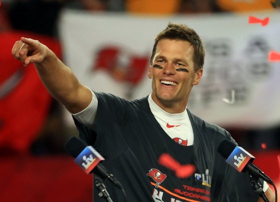 Tom Brady se desempeñó como mariscal de campo de los New England Patriots y Tampa Bay Buccaners y obtuvo siete títulos de Super Bowl