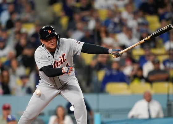 El pelotero venezolano Miguel Cabrera conectó este lunes su imparable número 3,166 para empatar la marca del dominicano Adrián Beltré