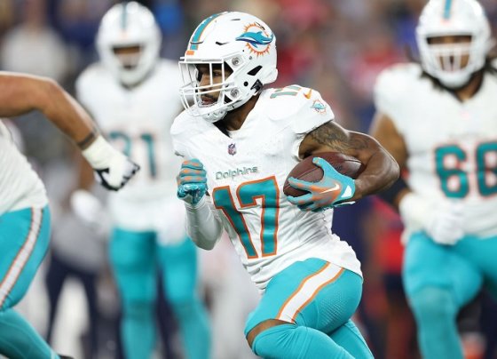 El receptor Jaylen Wadle había sufrido un golpe en el último desafío, por lo que el cuerpo médico de los Dolphins de Miami lo apartó hasta este sábado