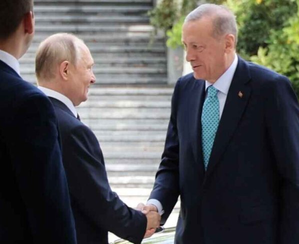 El presidente de Turquía Erdogan intentó este lunes persuadir al presidente ruso Vladimir Putin para que reactive un acuerdo que permitía a Ucrania exportar cereales y otros productos básicos.