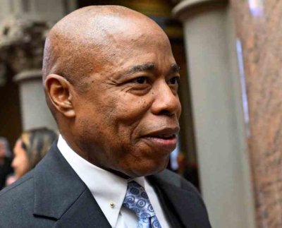 El alcalde de Nueva York advirtió que esta medida solo beneficiará a una cuarta parte de los migrantes en la ciudad, especialmente a los venezolanos, los cuales tendrán pocos beneficios.