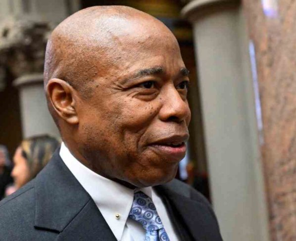 El alcalde de Nueva York advirtió que esta medida solo beneficiará a una cuarta parte de los migrantes en la ciudad, especialmente a los venezolanos, los cuales tendrán pocos beneficios.