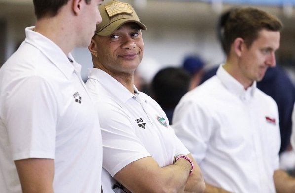 Anthony Nesty se convertirá en el primer entrenador afroamericano que dirigirá a la selección de natación de cara a París 2024