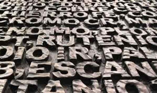Es la razón para argumentar la brecha que se da entre el discurso y la acción porque de ello se nutre la politiquería para abrirse caminos entre personas convencidas de la posibilidad de la democracia y la justicia.
