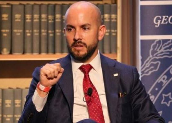 Este es un cambio fundamental en el enfoque en comparación con la administración de Donald Trump y su estrategia de «máxima presión» contra el gobierno de Nicolás Maduro.