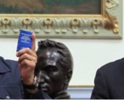 El ideologismo importado y asumido en su enajenación megalómana por el difunto y diseminado por sus acólitos prescinde de toda humanidad y desconoce el valor de la dignidad.