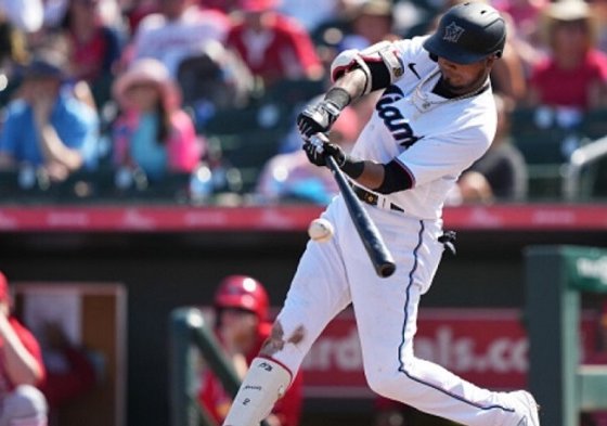 El venezolano despachó su sexto jonrón de la campaña, además que aprovechó un error para anotar una carrera y así ser clave para los Marlins de Miami