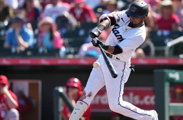 El venezolano despachó su sexto jonrón de la campaña, además que aprovechó un error para anotar una carrera y así ser clave para los Marlins de Miami