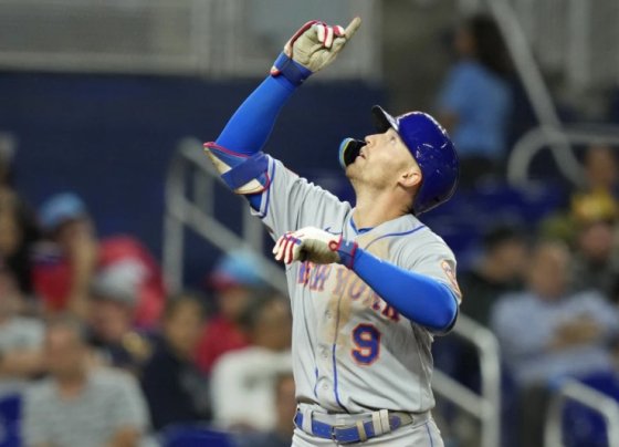 El bateador designado de los Mets de Nueva York sonó un par de cuadrangulares para que los metropolitanos vencieran 8 a 3 a los Marlins de Miami