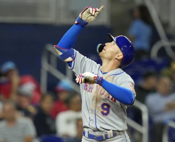 El bateador designado de los Mets de Nueva York sonó un par de cuadrangulares para que los metropolitanos vencieran 8 a 3 a los Marlins de Miami