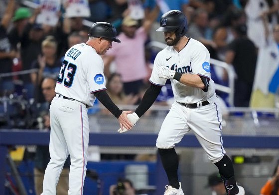 Este domingo Jon Berti despachó un par de cuadrangulares para de esta manera los Marlins de Miami vencieran 6 a 1 a los Cerveceros de Milwaukee