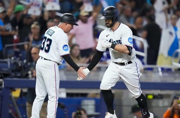 Este domingo Jon Berti despachó un par de cuadrangulares para de esta manera los Marlins de Miami vencieran 6 a 1 a los Cerveceros de Milwaukee