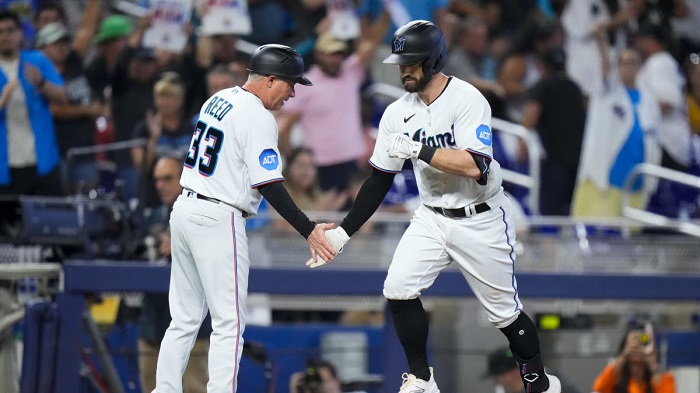 Este domingo Jon Berti despachó un par de cuadrangulares para de esta manera los Marlins de Miami vencieran 6 a 1 a los Cerveceros de Milwaukee