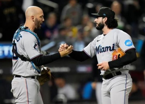 Este miércoles los Marlins de Miami dividieron en la doble cartelera ante los Mets de Nueva York para así seguir en carrera por un comodín