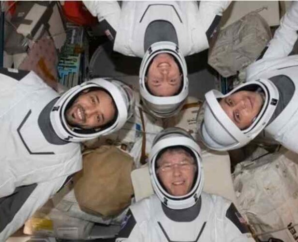 Otro cambio de tripulación se dará a finales de este mes con la esperada llegada de dos rusos y un estadounidense que han pasado todo un año en el espacio.