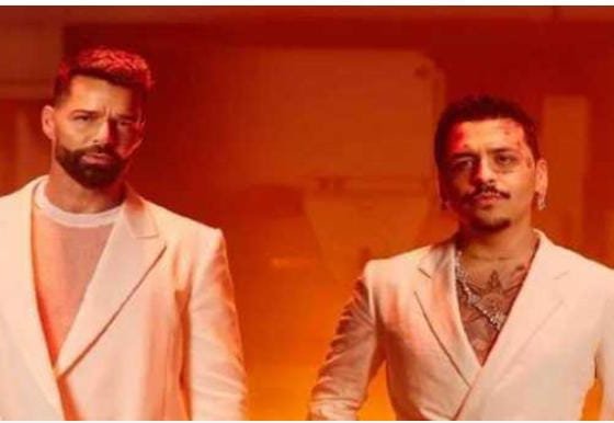 El cantautor puertorriqueño Ricky Martin lanzó este miércoles una nueva versión de su tema «Fuego de boche nieve de día» y contó con la colaboración del mexicano Christian Nodal.