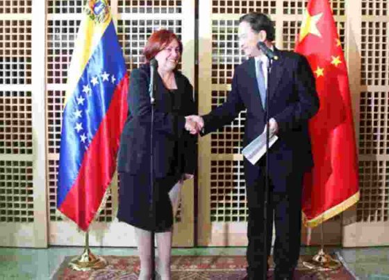 Una sociedad panameña de la embajadora de Venezuela en el Reino Unido Rocío del Valle Maneiro firmó en el 2012 un contrato de asesoría por 15 millones de dólares de la trama de saqueos a PDVSA.
