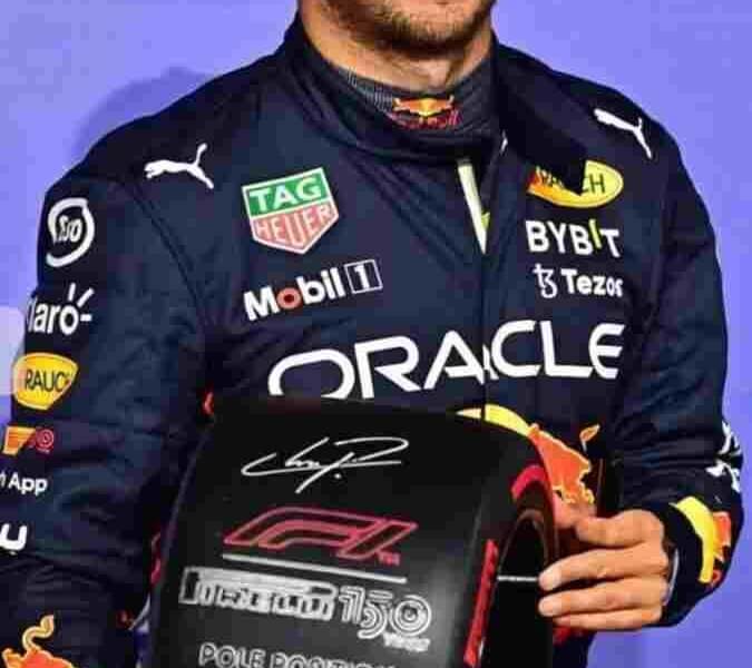 Una mala decisión desde los boxes del equipo Red Bull perjudicó al mejicano Checo Pérez cuando lideraba el Gran Premio de Fórmula 1 de Hungría.