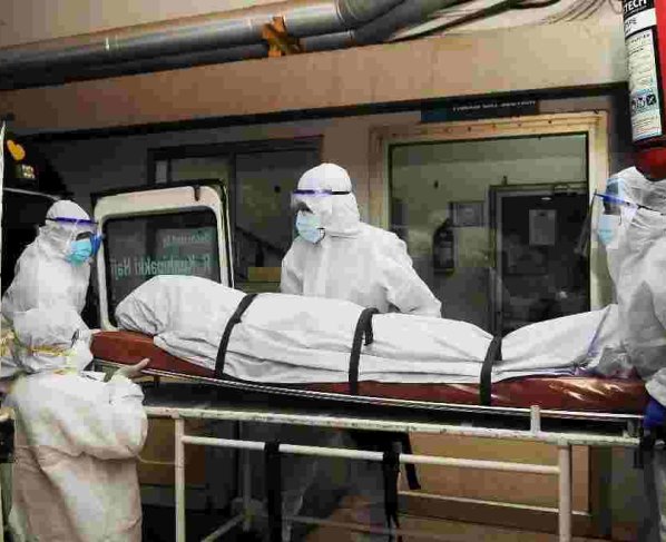 Se transmite generalmente a los humanos a través de animales o alimentos contaminados pero también puede contagiarse directamente entre humanos.