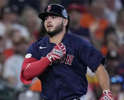 Abreu se convirtió en el criollo más joven que llega a bases seis veces en seis apariciones consecutivas además de anotar tres carreras en un juego de grandes ligas.