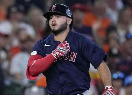 Abreu se convirtió en el criollo más joven que llega a bases seis veces en seis apariciones consecutivas además de anotar tres carreras en un juego de grandes ligas.