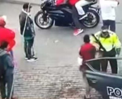 Se trata de un enfrentamiento de extranjeros que se dedican al mantenimiento y lavado de carros en el cruce de la avenida Metropolitana y calle 8 en el referido distrito.