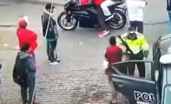 Se trata de un enfrentamiento de extranjeros que se dedican al mantenimiento y lavado de carros en el cruce de la avenida Metropolitana y calle 8 en el referido distrito.