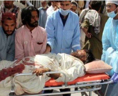 El atentado tuvo lugar en una mezquita dentro de un complejo policial a la hora del sermón cuando se reúne el mayor número de creyentes según informó el medio paquistaní Geo TV.