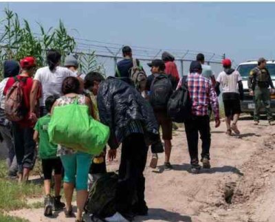 La Patrulla Fronteriza detuvo a más de 8.000 inmigrantes según el funcionario del Departamento de Seguridad Nacional que añadió que muchos de los que cruzan son familias.
