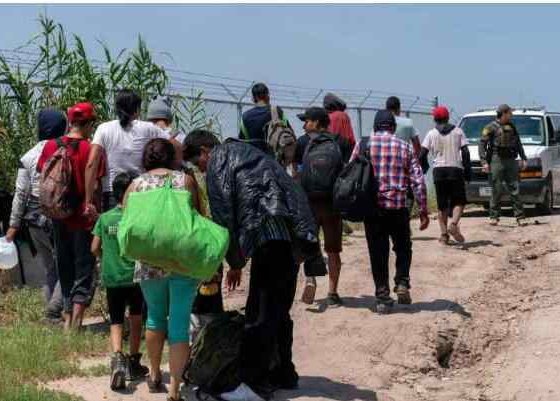 La Patrulla Fronteriza detuvo a más de 8.000 inmigrantes según el funcionario del Departamento de Seguridad Nacional que añadió que muchos de los que cruzan son familias.
