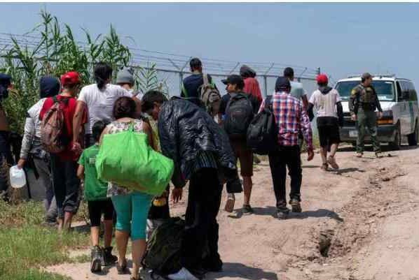 La Patrulla Fronteriza detuvo a más de 8.000 inmigrantes según el funcionario del Departamento de Seguridad Nacional que añadió que muchos de los que cruzan son familias.