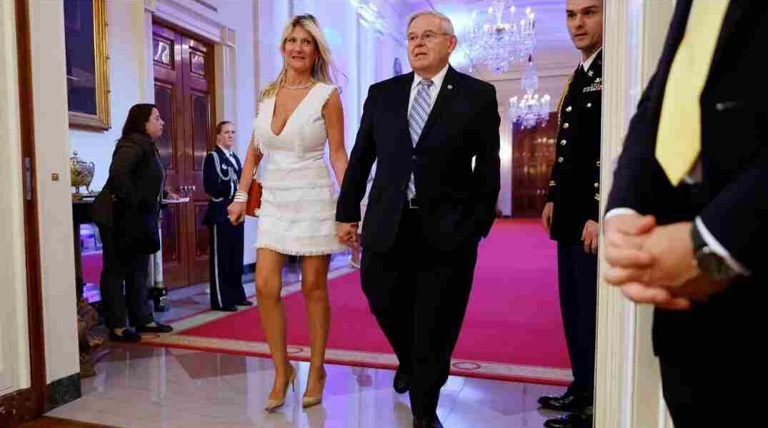 El senador Bob Menéndez y su esposa fueron acusados de soborno luego que las autoridades encontraron 100.000 dólares en lingotes de oro y 480.000 dólares en efectivo escondidos en su casa.