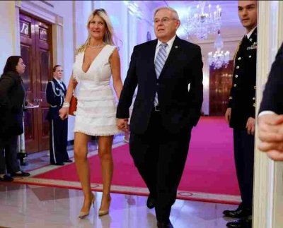 El senador Bob Menéndez y su esposa fueron acusados de soborno luego que las autoridades encontraron 100.000 dólares en lingotes de oro y 480.000 dólares en efectivo escondidos en su casa.