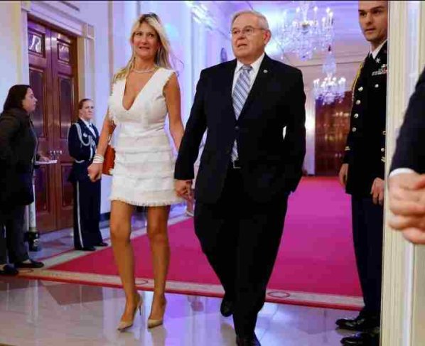 El senador Bob Menéndez y su esposa fueron acusados de soborno luego que las autoridades encontraron 100.000 dólares en lingotes de oro y 480.000 dólares en efectivo escondidos en su casa.