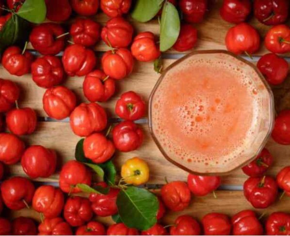 La acerola o manzanita tiene un aspecto similar a la cereza y al madurar adquiere un tono rojizo o amarillento. Su sabor es agridulce y presenta una textura carnosa.