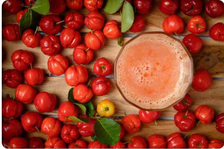 La acerola o manzanita tiene un aspecto similar a la cereza y al madurar adquiere un tono rojizo o amarillento. Su sabor es agridulce y presenta una textura carnosa.