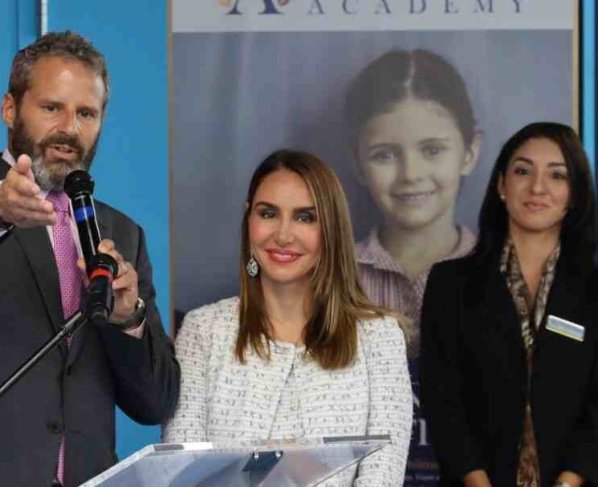 La declaración de arresto alega que en 2020 un cabildero de David y Leila Centner se confabuló con el comisionado para canalizar $245.000 de la pareja a dos comités políticos "controlados secretamente" por Díaz de la Portilla.