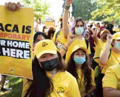 Un juez federal declaró el miércoles ilegal una versión revisada de una política federal que impide la deportación de cientos de miles de inmigrantes que fueron traídos a Estados Unidos cuando eran niños.