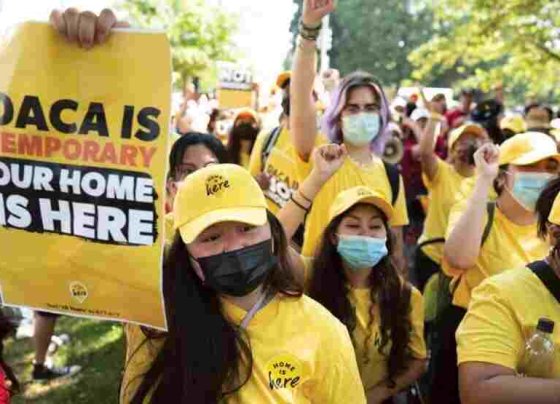 Un juez federal declaró el miércoles ilegal una versión revisada de una política federal que impide la deportación de cientos de miles de inmigrantes que fueron traídos a Estados Unidos cuando eran niños.