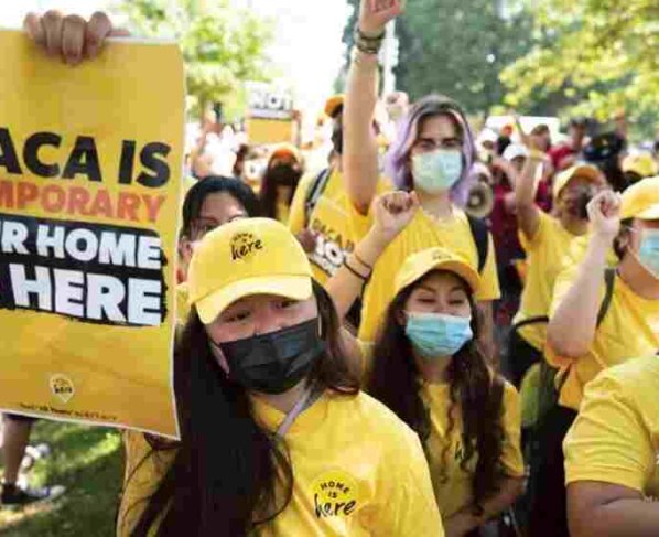 Un juez federal declaró el miércoles ilegal una versión revisada de una política federal que impide la deportación de cientos de miles de inmigrantes que fueron traídos a Estados Unidos cuando eran niños.