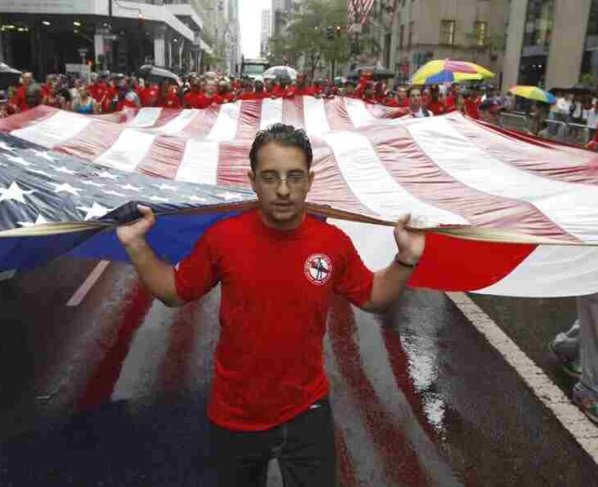El Día del Trabajo se celebra hoy en Estados Unidos y este año los sindicatos cuestionan cómo se trata a los trabajadores desde Hollywood hasta las líneas de producción de automóviles de Detroit .