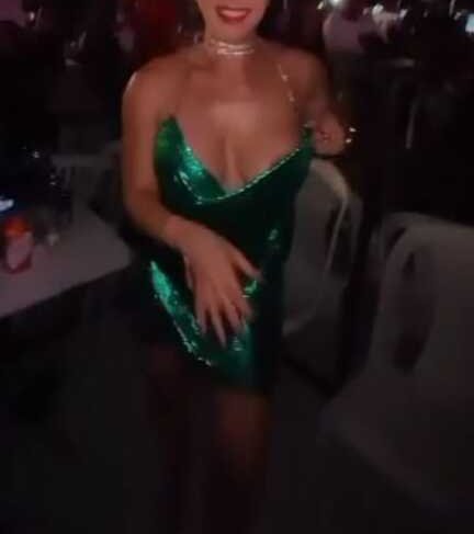 En pleno baile la vedette en su movimiento dejó ver parte de sus senos.