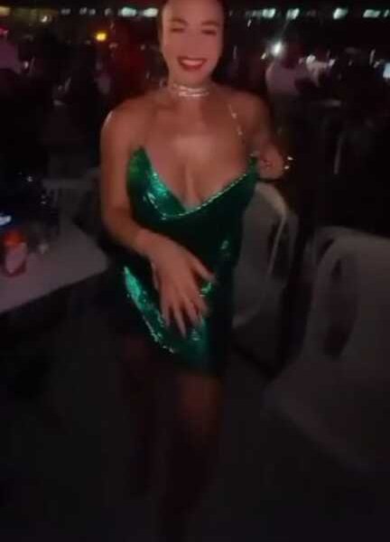 En pleno baile la vedette en su movimiento dejó ver parte de sus senos.